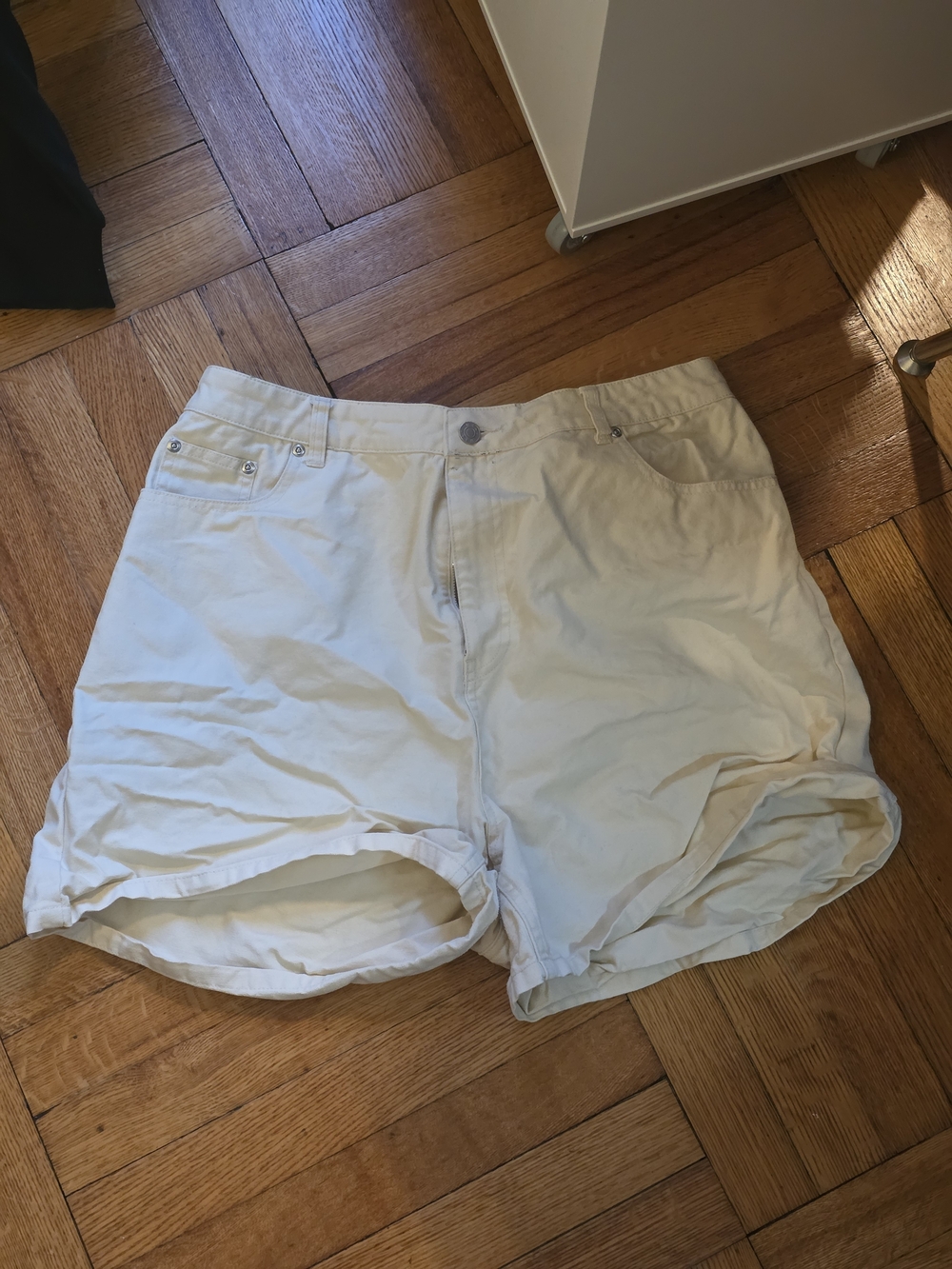 Wray Cream-Colored Shorts